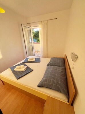4 slaapkamers, een strijkplank/strijkijzer, reisbedje, gratis wifi