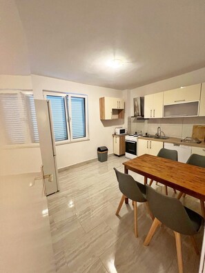 Kjøleskap, mikrobølgeovn, ovn og kokeplater