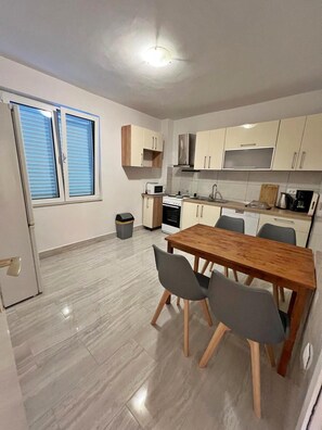 Kylskåp, mikrovågsugn, ugn och spishäll