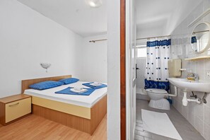 4 bedrooms, travel crib, free WiFi, bed sheets