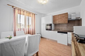 Fridge, microwave, oven, stovetop - Sea View Summer Paradise - Emily 2 (Kampor)