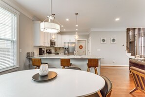 Réfrigérateur, micro-ondes, plaque de cuisson, lave-vaisselle