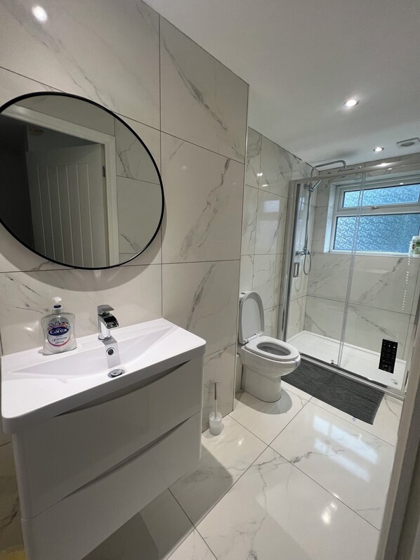 Casa | Baño | Regadera, secadora de cabello, toallas 