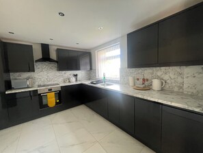 Casa | Cocina privada | Refrigerador, microondas, horno y parrilla de estufa 
