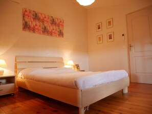 5 habitaciones, tabla de planchar con plancha, cuna de viaje y wifi 