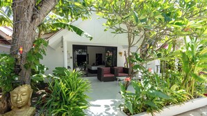 A modern house with a garden, a Buddha statue, and a patio with outdoor furniture. - Bungalow - Sleeps 2 - Terrace - Beach Close (Koh Lan)