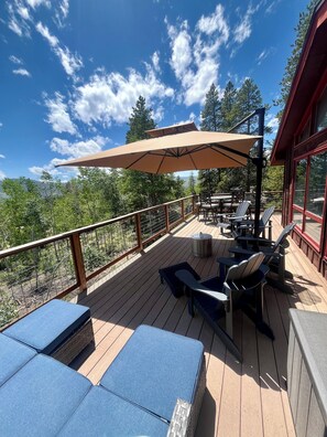 Outdoor dining - Charming Cabin with Mountain Views in Peaceful Location (Grand County)