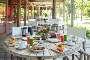 Café da manhã feito na hora grátis todos os dias