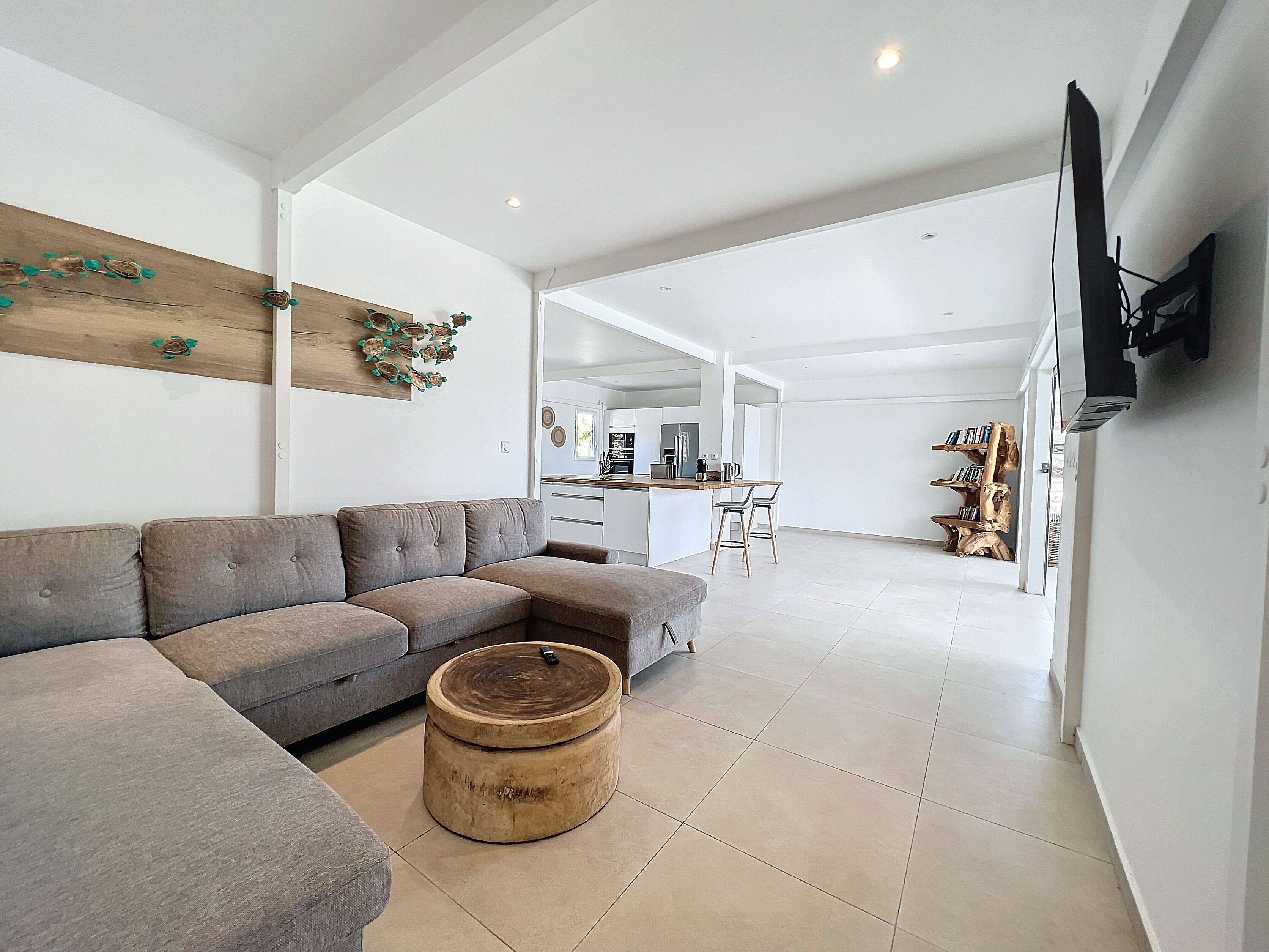 Biệt thự tiện nghi đơn giản | Khu phòng khách | TV màn hình phẳng 