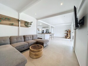Comfort Villa | Living area | Flat-screen TV - Nakolodge 3 chambres -piscine / jardin privés (Sainte-Anne)