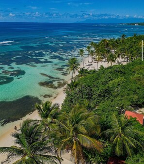Pantai di sekitar dan pasir putih