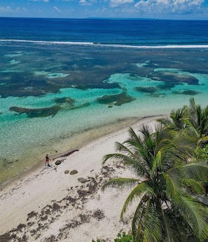 Pantai di sekitar dan pasir putih