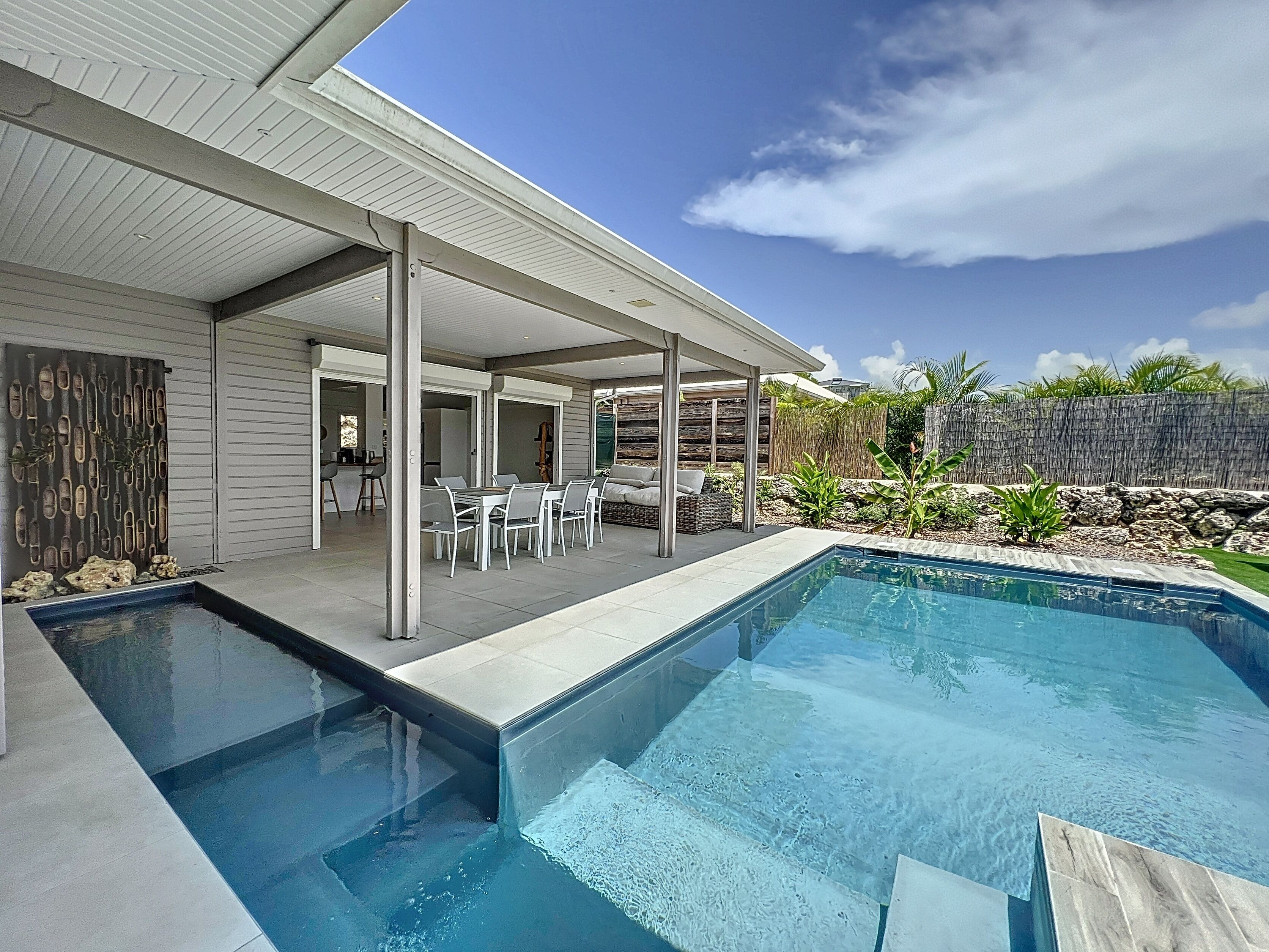 Una piscina al aire libre