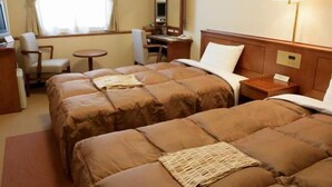 A hotel room with two beds, a desk, a chair, a lamp, and a window with curtains. - Hotel Route-Inn Wajima (Wajima)