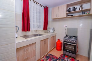 Fridge, microwave, oven, coffee/tea maker - Serene 1BR ensuite in Nairobi,TRM dr. (Nairobi)