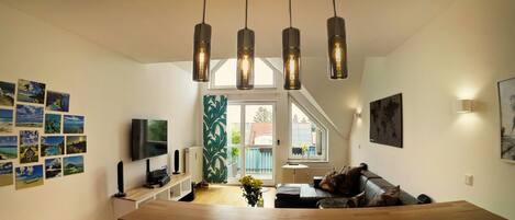 Smart-TV, Bücher, Stereoanlage, Computerbildschirme