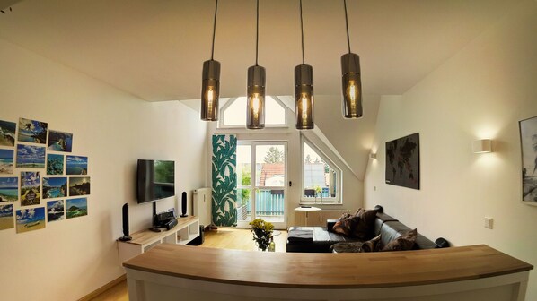 تلفزيون ذكي، كُتُب، ستيريو، شاشة كمبيوتر