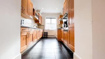 Superior House, Private Bathroom, Park View | Shared kitchen | Full-size fridge, microwave, oven, stovetop