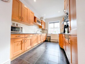 Hus – superior, privat bad, parkutsikt | Delt kjøkken | Kjøleskap, mikrobølgeovn, ovn og kokeplater