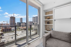 Condo Deluxe, 1 habitación, vista a la ciudad | Área de sala de estar | Televisión de plasma de 50 pulgadas con canales por cable