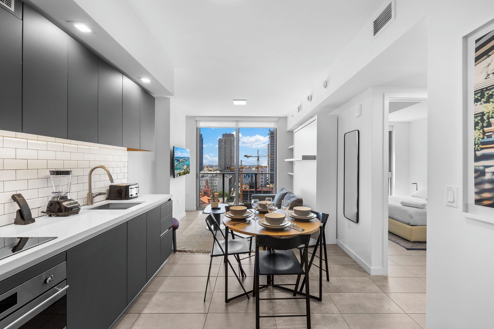 Deluxe-huoneisto, 1 makuuhuone, kaupunkinäköala | Oleskelualue | 50–tuumainen plasmatelevisio, jossa kaapelikanavat