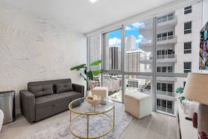 Condo luxo, 1 quarto, vista para a cidade | Área de estar | TV de plasma 50 polegadas com canais a cabo