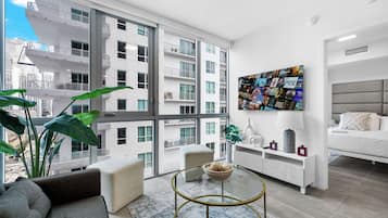 Condo Deluxe, 1 habitación, vista a la ciudad | Área de sala de estar | Televisión de plasma de 50 pulgadas con canales por cable