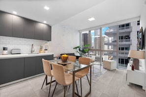 Condo luxo, 1 quarto, vista para a cidade | Opções para refeição no quarto