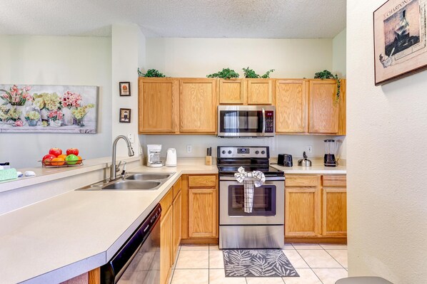 Fridge, microwave, oven, stovetop - Disney U3 Emerald - A 3-bedroom, 2.5-bath retreat (Kissimmee)
