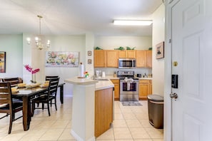 Fridge, microwave, oven, stovetop - Disney U3 Emerald - A 3-bedroom, 2.5-bath retreat (Kissimmee)
