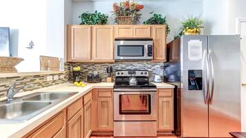 Lemari es, microwave, oven, dan kompor