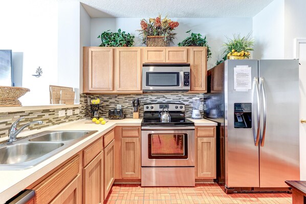 冷蔵庫、電子レンジ、オーブン、コンロ