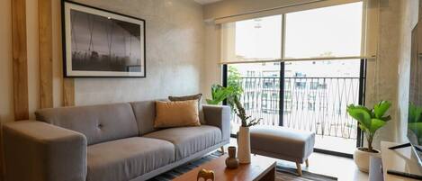 Apartment, 2 Bedrooms (601) | Living area | 40-inch Smart TV with cable channels