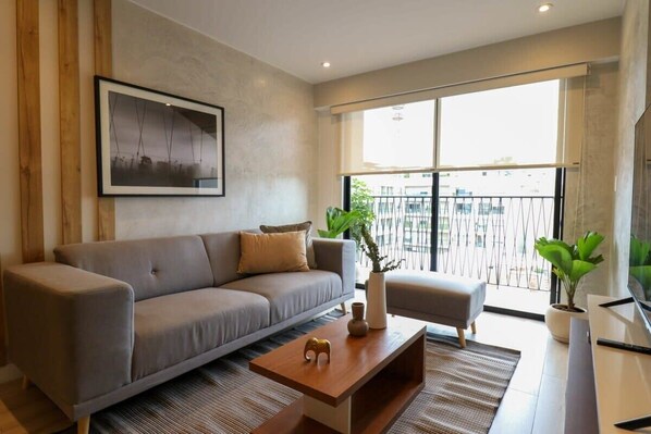 Apartment, 2 Schlafzimmer (601) | Wohnbereich | 40-Zoll-Smart-TV mit Kabelempfang