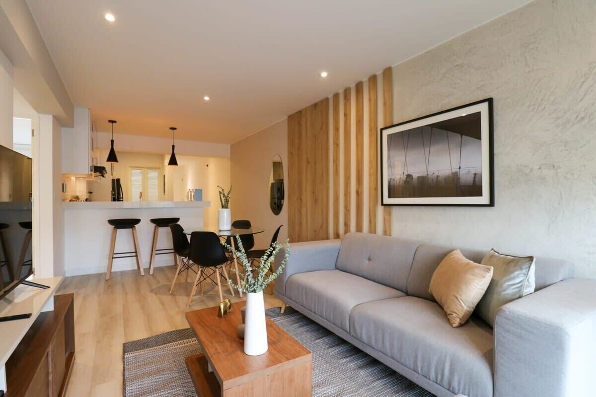Departamento, 2 habitaciones (601) | Área de sala de estar | Smart TV de 40 pulgadas con canales por cable 