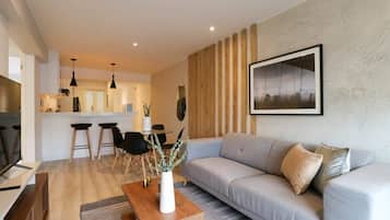 Departamento, 2 habitaciones (601) | Área de sala de estar | Smart TV de 40 pulgadas con canales por cable