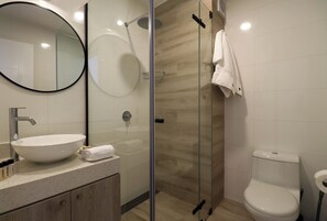 Apartamento, 2 quartos (201) | Banheiro | Chuveiro, secador de cabelo, piso aquecido, toalhas de banho
