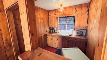 Kühlschrank, Wasserkocher mit Kaffee-/Teezubehör