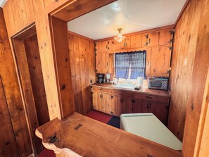 Kjøleskap, kaffetrakter/tekoker og kjøkkenutstyr