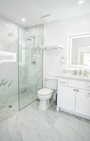 Dusche, Haartrockner, Handtücher, Shampoo