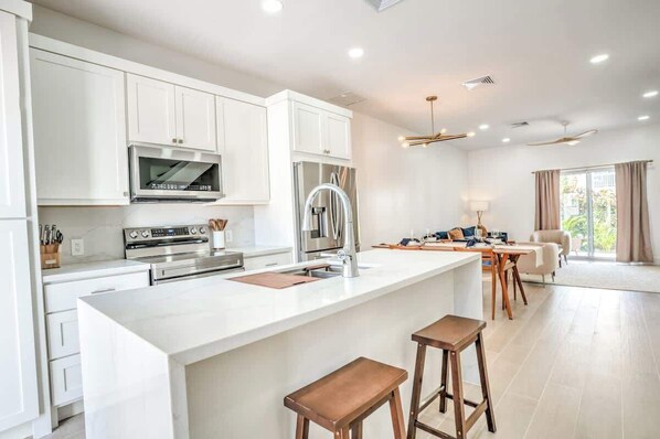 Private kitchen - NEW LuxuryCondo, Pool, Location, WIFI, UNIT 1 (Nassau)