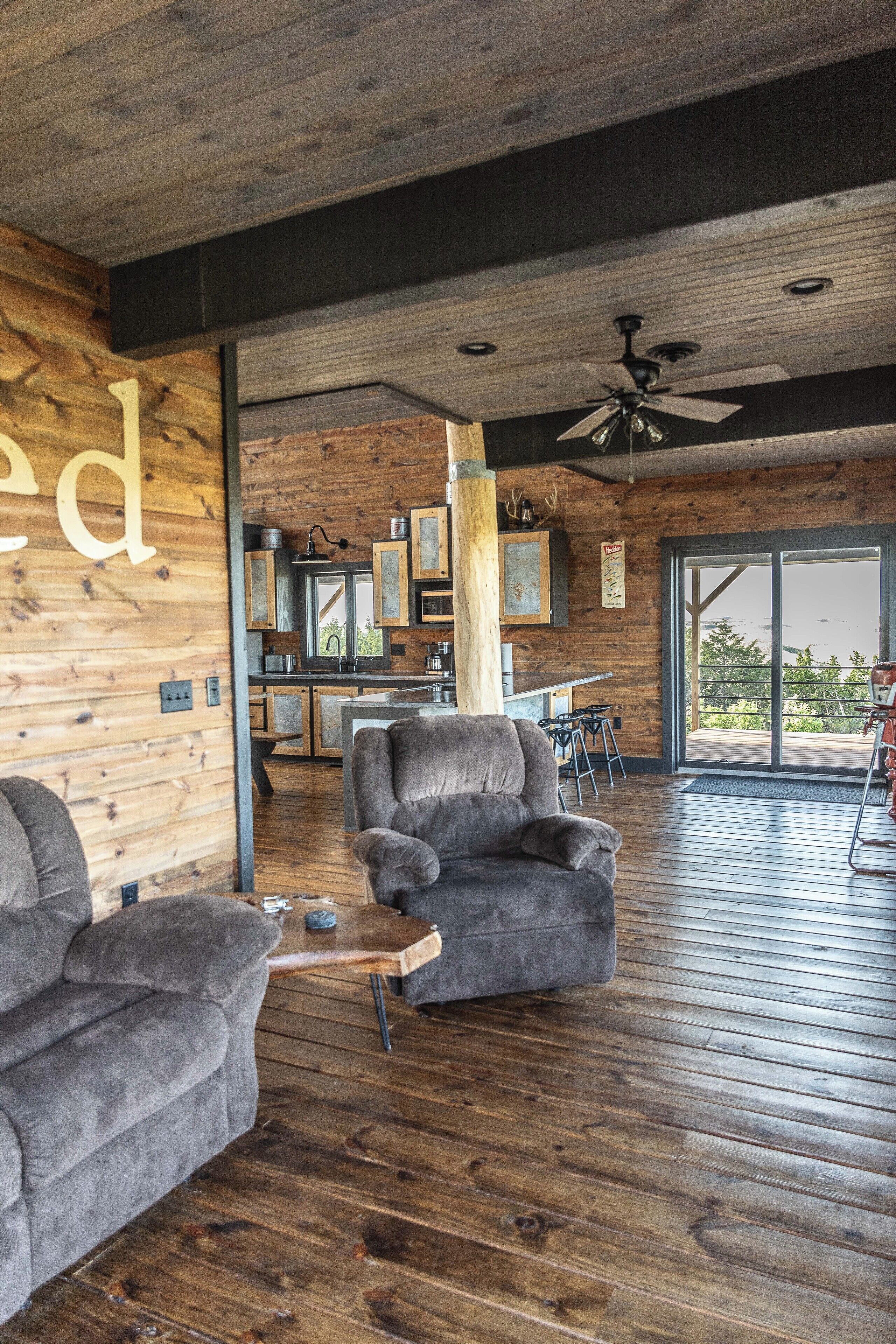 Smart-tv, een open haard en boeken