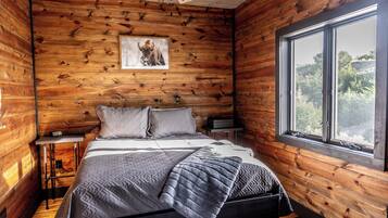 3 bedrooms, desk, travel cot, free WiFi