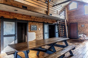 Outdoor dining - Merritt Dam Road Hill House (Valentine)