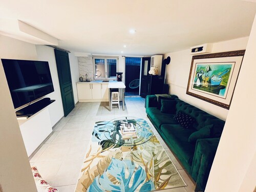 chic and peaceful at only 10 mins from Charles de Gaulle Airport