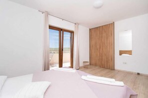 3 habitaciones, tabla de planchar con plancha y cuna de viaje 