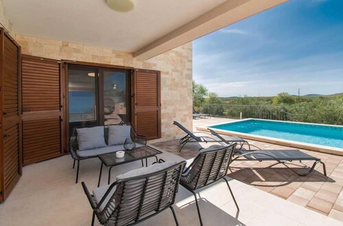 Villa Meadow with swimming pool