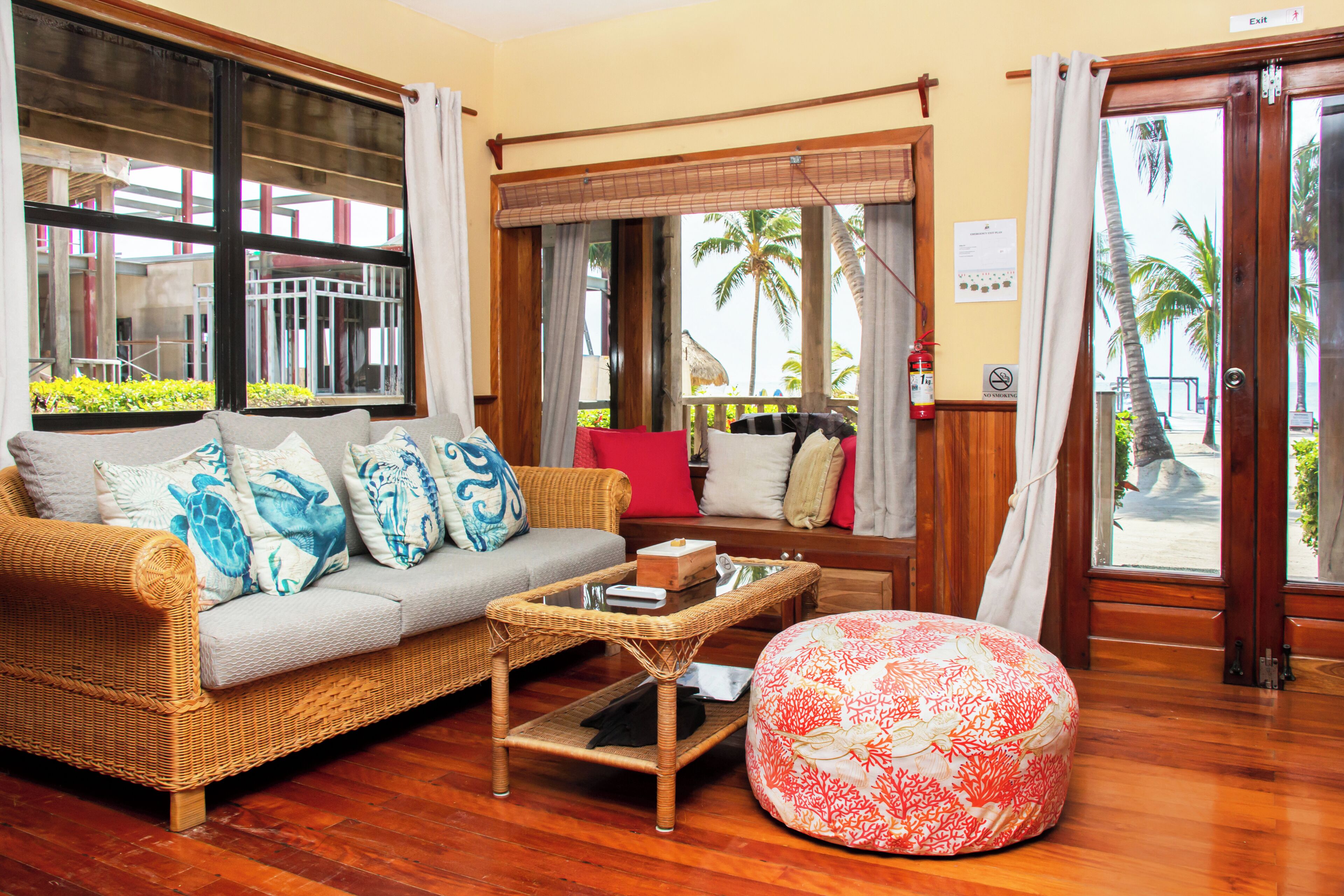 Signature Single Room, 1 King Bed, Sea View, Ground Floor | Living area