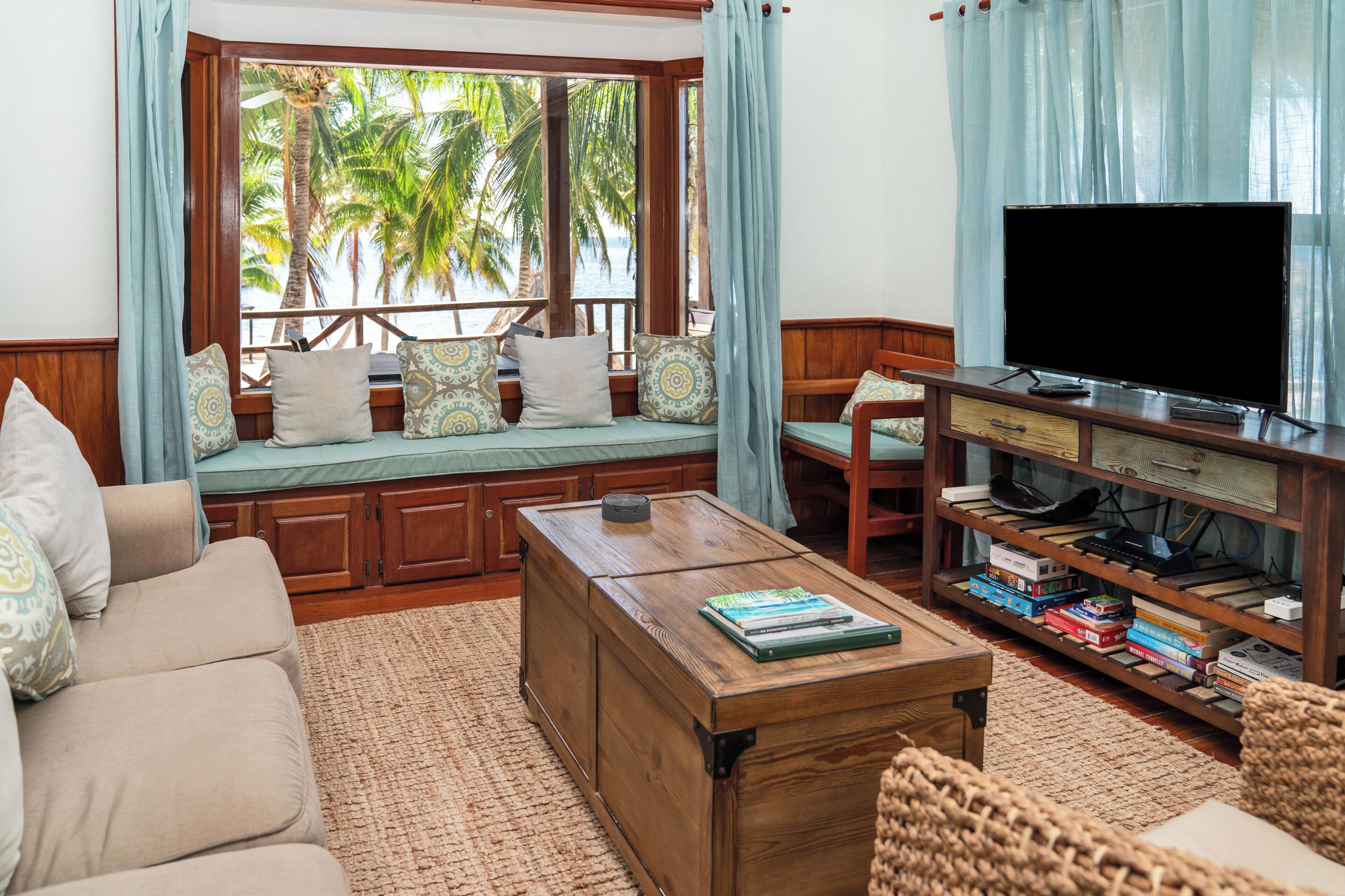 Luxury Double Room Single Use, 2 Bedrooms, Sea View, Beachfront | Living area