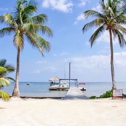 Deluxe eenpersoonskamer, en-suite badkamer, uitzicht op het strand (Beach Front 2nd Floor) | Strand | Aan een privéstrand, wit zand, ligstoelen, strandlakens